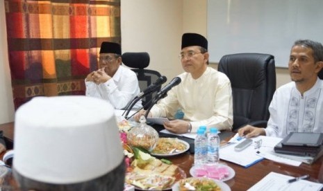 Anggito Abimanyu (kanan) dan pimpinan Amirul Haj, Suryadharma Ali (Menag) saat rapat terkait pelaksanaan puncak haji, di Makkah, Arab Saudi.