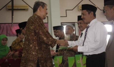 Anggito Abimanyu menyerahkan sertifikat pembimbing manasik haji profesional di IAIN Wolisongo Semarang, Jumat (12/4) 