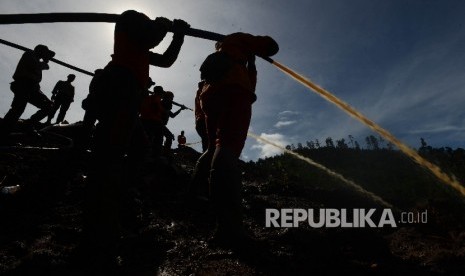 Anggoota SAR gabungan mencari korban longsor yang menimbun Desa Banaran, Kecamatan Pulung, Ponorogo, Jawa Timur, Selasa (4/4)