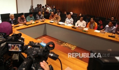 Anggota Aliansi Orang Tua Korban Vaksin Palsu saat beraudiensi kepada pimpinan DPR di Kompleks Parlemen, Jakarta, Selasa (19/7).Republika/Rakhmawaty La'lang