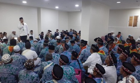 Anggota Amirul Hajj Indonesia, Ali Machfuddon Abdillah sedang menyampaikan materi tentang tasawuf kepada jamaah haji Indonesia yang tinggal di Hotel 509, Mahbas Jin, Makkah, Senin (5/8).