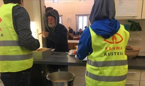 Anggota Asosiasi RAHMA Austria, membagikan makanan siap santap pada tunawisma di kota Wina.