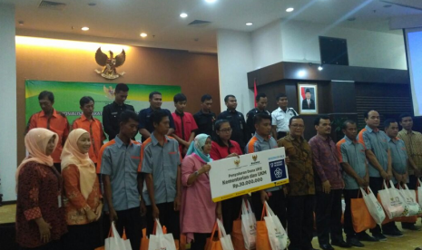 Anggota Badan Amil Zakat Nasional (BAZNAS) melakukan sosialisasi zakat dan penyerahan secara simbolis penyaluran dana zakat ASN Kemenkop untuk mustahik di Kantor Kemenkop, Jakarta, Jumat (23/2).