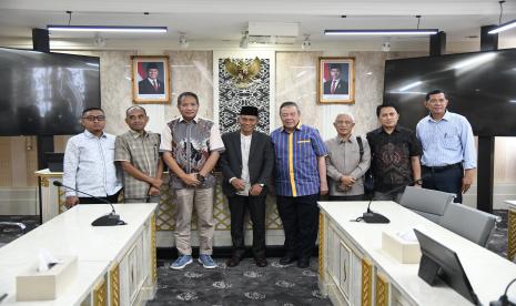 Anggota Badan Kehormatan (BK) DPRD Provinsi Jawa Barat Aten Munajat di ruang Badan Musyawarah (Banmus) DPRD Jawa Barat. Kamis, (23/1/2025).