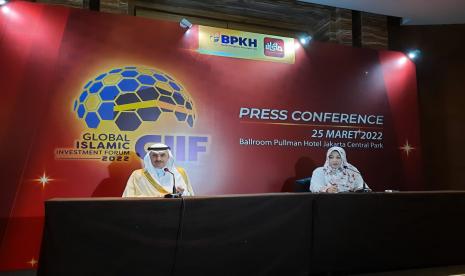  Peraturan Baru Buka Peluang Indonesia Punya Perumahan di Arab Saudi. Foto:  Anggota Badan Pelaksana Bidang Investasi dan Kerja Sama Luar Negeri BPKH, Hurriyah El Islamy dan Presiden Islamic Development Bank (IsDB), Muhammad Sulaiman Al Jasser dalam konferensi pers Global Islamic Investment Forum (GIIF) 2022 di Ballroom Pullman Hotel Central Park, Jumat (25/3)