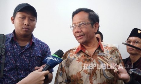 Anggota Badan Pembinaan Ideologi Pancasila (BPIP) Mahfud MD memberikan keterangan usai konferensi pers di kantor BPIP, Jakarta, Kamis (31/5).