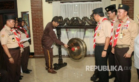 Anggota Badan Sosialiasi MPR,  Adrianus Garu, mewakili pimpinan MPR RI, Jumat sore (22/9),  membuka secara resmi  Kemah Sosialisasi Empat Pilar MPR di Balemong Resort, Ungaran, Jawa Tengah. 