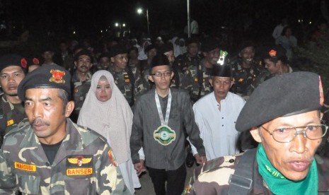 Anggota Banser dan warga Desa Lopait, Kecamatan Tuntang, Kabupaten Semarang menyambut dan mengarak Muhammad Abdul Faqih (berbaju koko abu- abu) saat tiba di rumahnya, Senin (16/10) malam.