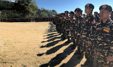 Anggota Banser mengikuti upacara bendera HUT ke-73 RI di kaki Gunung Lawu, Magetan, Jawa Timur, Jumat (17/8).