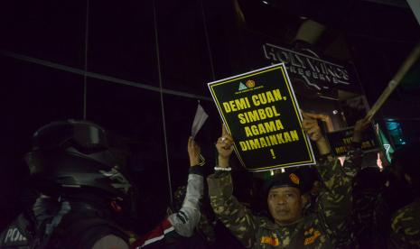 Anggota Barisan Ansor Serbaguna (Banser) DKI Jakarta dengan memegang poster melakukan aksi di depan Holywings, Senayan Jakarta, Jumat (24/6/2022).