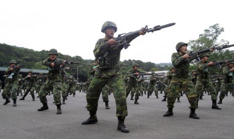 Anggota baru berlatih menusukkan bayonet mereka di pusat pelatihan militer di Kabupaten Hsinchu, Taiwan utara pada 22 April 2013. Taiwan akan memperpanjang wajib militernya dari empat bulan menjadi satu tahun mulai tahun 2024, kata Presiden Tsai Ing-wen Selasa, Desember 27 Agustus 2022, saat pulau yang memiliki pemerintahan sendiri itu menghadapi tekanan militer, diplomatik, dan perdagangan China.