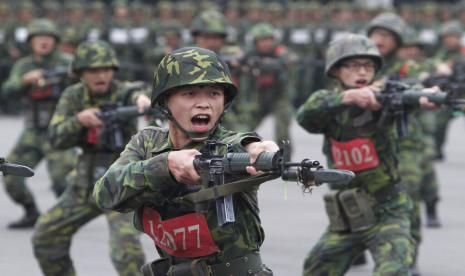 Anggota baru berlatih menusukkan bayonet mereka di pusat pelatihan militer di Kabupaten Hsinchu, Taiwan utara pada 22 April 2013. Taiwan akan memperpanjang wajib militernya dari empat bulan menjadi satu tahun mulai tahun 2024, kata Presiden Tsai Ing-wen Selasa, Desember 27 Agustus 2022, saat pulau yang memiliki pemerintahan sendiri itu menghadapi tekanan militer, diplomatik, dan perdagangan China.