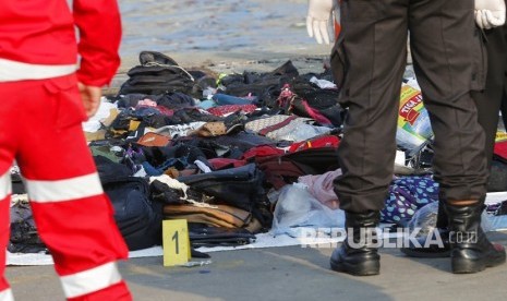 Anggota Basarnas berdiri di dekat puing dan barang-barang pribadi penumpang pesawat Lion Air JT 610 pascakecelakaan,di Pelabuhan Tanjung Priok Jakarta, Senin (29/10/2018).