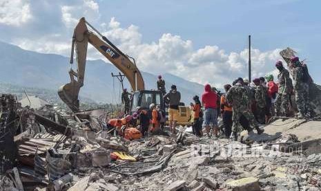 Evacuation efforts for victims of earthquake and tsunami in Balaroa, Palu, Central Sulawesi, Thursday (Oct 4). 