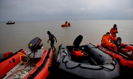 Anggota Basarnas bersiap melakukan proses evakuasi korban jatuhnya pesawat Lion Air JT 610 di Pantai Tanjung Pakis, Karawang, Jawa Barat, Selasa (30/10/2018).