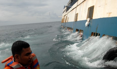 Anggota Basarnas memeriksa KMP Lestari Maju yang karam di perairan Selayar, Sulawesi Selatan, Kamis (5/7). 