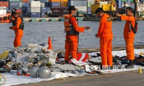 Anggota Basarnas memeriksa puing pesawat Lion Air JT 610 pascakecelakaan,di Pelabuhan Tanjung Priok Jakarta, Senin (29/10/2018).