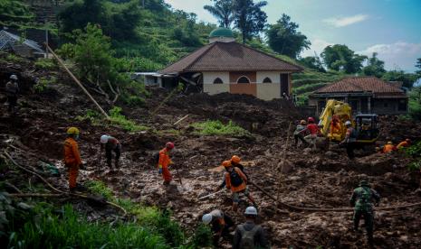 Anggota Basarnas, TNI, Polri dan relawan melakukan pencarian korban bencana tanah longsor di Cimanggung, Kabupaten Sumedang, Jawa Barat, Selasa (12/1/2021).