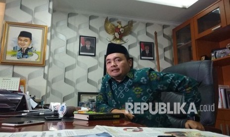 Anggota Bawaslu, Mochamad Afifuddin, ketika dijumpai di ruang kerjanya, Jumat (4/5). Bawaslu akan menentukan sanksi bagi PSI atas dugaan pelanggaran kampanye pemilu setelah 16 Mei mendatang. 