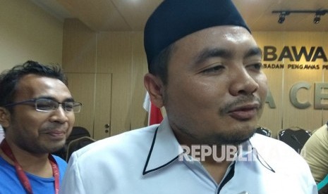 Anggota Bawaslu, Mochamad Afifuddin, saat menyampaikan keterangan pers di Kantor Bawaslu, Thamrin Jakarta Pusat, Selasa (15/5). Bawaslu duga KPU Jawa Barat Kecolongan soal insiden kaos #2019GantiPresiden saat debat publik pada Senin (14/5) malam. 