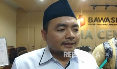 Anggota Bawaslu, Mochamad Afifuddin, saat menyampaikan keterangan pers di Kantor Bawaslu, Thamrin Jakarta Pusat, Selasa (15/5). Bawaslu duga KPU Jawa Barat Kecolongan soal insiden kaos #2019GantiPresiden saat debat publik pada Senin (14/5) malam. 