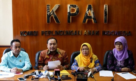 Anggota Bawaslu Mochammad Afifuddin (kedua kiri) didampingi Wakil Ketua Komisi Perlindungan Anak Indonesia (KPAI) Rita Pranawati (kedua kanan), Anggota Komisi Perlindungan Anak Indonesia (KPAI) Jasra Putra (kiri) dan Sitti Hikmawatty, memberikan keterangan pers tentang pelibatan anak dalam kampanye politik selama Pemilu 2019 di Kantor KPAI, Jakarta, Kamis (11/4/2019).