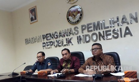 Anggota Bawaslu, Muchamad Afifudin dan Fritz Edward Siregar, melakukan jumpa pers terkait hasil pengawasan proses pendaftaran parpol calon peserta Pemilu 2019 di Kantor Bawaslu, Thamrin, Jakarta Pusat, Selasa (17/10). 