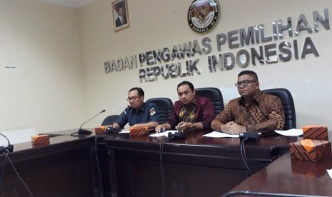 Anggota Bawaslu Muchamad Afifudin dan Fritz Siregar memberikan keterangan pers terkait hasil pengawasan proses pendaftaran partai peserta Pemilu 2019. Keterangan diberikan di kantor Bawaslu, Jakarta, Selasa (17/10).