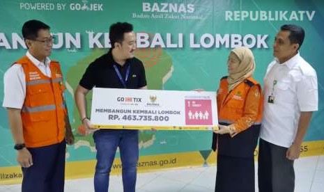 Anggota Baznas, Emmy Hamidiyah (kedua kanan) saat memberikan donasi hasil kerja sama untuk korban gempa di Lombok, Nusa Tenggara Barat (NTB). 