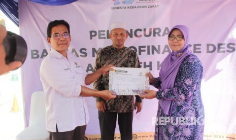 Anggota Baznas Nana Mintarti meresmikan Layanan Baznas Microfinance Desa (BMD) di Lampaseh Kota, Kutajaya, Banda Aceh, Kamis (13/2). 