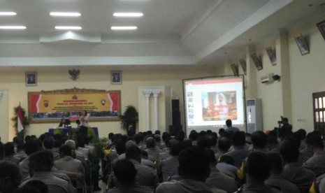 Anggota Bhabinkamtibmas  Polda DIY mengikuti pelatihan komunikasi efektif yang diberikan oleh AMIK BSI Yogyakarta.  