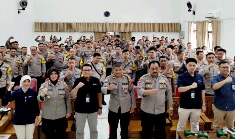  Anggota Bhabinkamtibmas Polres Salatiga usai mengikuti sosialisasi terkait manfaat kepesertaan BPJS Ketenagakerjaan bersama BPJamsostek Cabang Ungaran, di Salatiga.