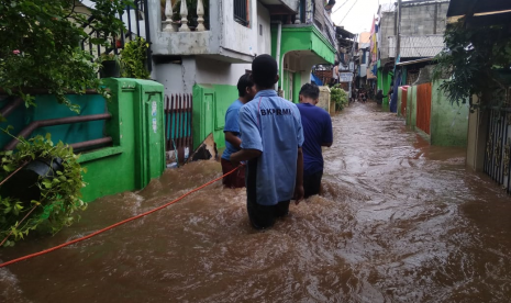 Anggota BKPRMI terjun langsung membantu masyarakat yang tertimpa bencana banjir.