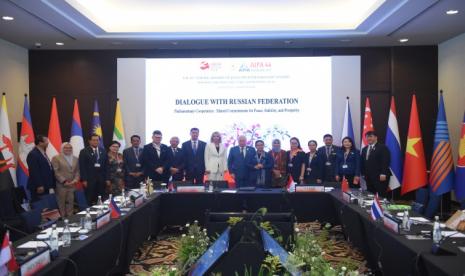 Anggota BKSAP DPR RI Agustina Wilujeng Pramesti saat foto bersama usai memimpin pertemuan dengan Parlemen Rusia selaku observer dalam Sidang Umum AIPA ke-44 di Jakarta. 