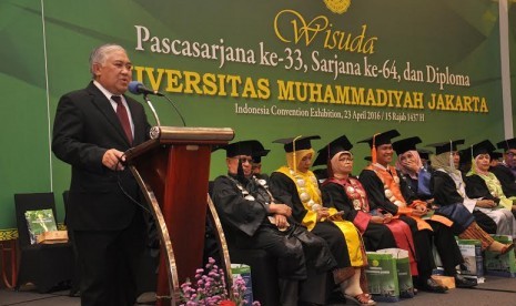 Anggota BPH UMJ,  Din Syamsudin saat menyampaikan Orasi Ilmiah dalam Acara Wisuda UMJ, 23 April 2016 di Gedung ICE BSD City.