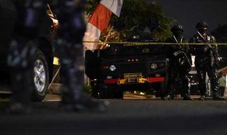 Anggota Brimob berjaga di kediaman pribadi mantan Kadiv Propam Polri Irjen Pol Ferdy Sambo, Duren Tiga, Jakarta Selatan, Selasa (9/8/2022). Tim khusus Polri melakukan penggeledahan di rumah pribadi Irjen Pol Ferdy Sambo yang oleh TImsus Polri telah ditetapkan sebagai tersangka kasus pembunuhan Brigadir J atau Brigadir Nofriansyah Yoshua Hutabarat. 