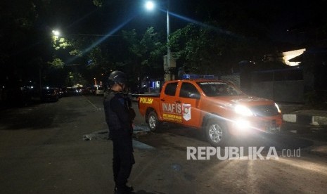  Anggota Brimob berjaga di sekitar tempat kejadian perkara penikaman anggota polisi di depan Masjid Falatehan , Jakarta Selatan, Jumat (30/6).