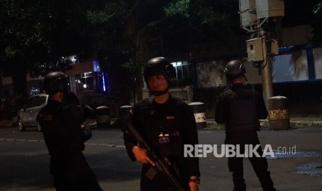 Anggota Brimob berjaga di sekitar tempat kejadian perkara penikaman anggota polisi di depan Masjid Falatehan , Jakarta Selatan, Jumat (30/6). 