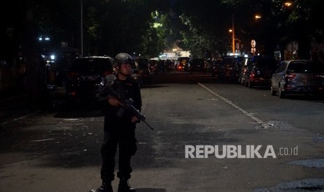 Anggota Brimob berjaga di sekitar tempat kejadian perkara penikaman anggota polisi di depan Masjid Falatehan , Jakarta Selatan, Jumat (30/6)