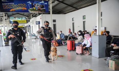 Anggota Brimob dan K-9 Polda Jabar berpatroli di Stasiun Kiaracondong, Bandung, Jawa Barat, belum lama ini.