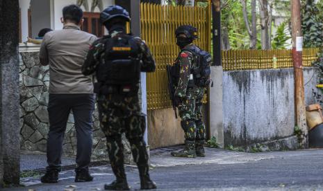 Anggota Brimob melakukan penjagaan di rumah pribadi mantan Kadiv Propam Polri Irjen Pol Ferdy Sambo yang ditempati oleh ajudan dan sopirnya di Kompleks Polri Duren Tiga, Jalan Duren Tiga Utara II, Jakarta, Selasa (9/8/2022). Penjagaan tersebut untuk membantu operasi penggeledahan yang diduga terkait kasus penembakan Brigadir J atau Brigadir Nofriansyah Yoshua Hutabarat di rumah pribadi Irjen Pol Ferdy Sambo yang dilakukan oleh tim khusus Polri. 