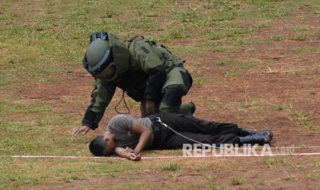   Anggota Brimob melakukan simulasi penanganan terorisme di lapangan Polda Metro Jaya, Jakarta, Kamis (4/2).   (Republika/Yasin Habibi) 