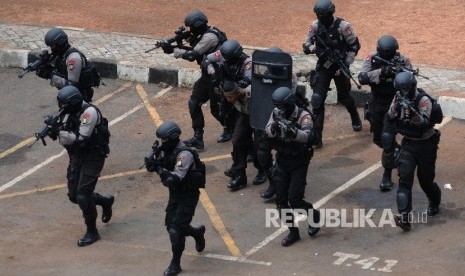 Anggota Brimob melakukan simulasi penanganan terorisme di lapangan Polda Metro Jaya, Jakarta, Kamis (4/2).   (Republika/Yasin Habibi) 