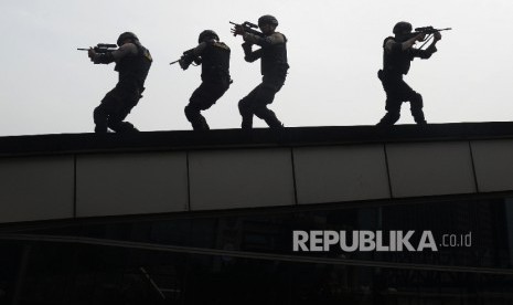 Anggota Brimob melakukan simulasi penanganan terorisme di lapangan Polda Metro Jaya, Jakarta, Kamis (4/2).   (Republika/Yasin Habibi) 