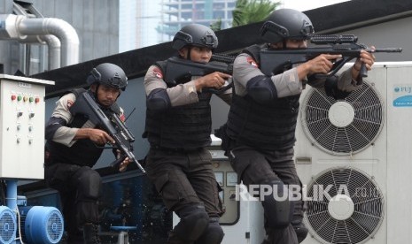 Anggota Brimob melakukan simulasi penanganan terorisme di lapangan Polda Metro Jaya, Jakarta, Kamis (4/2).  (Republika/Yasin Habibi) 