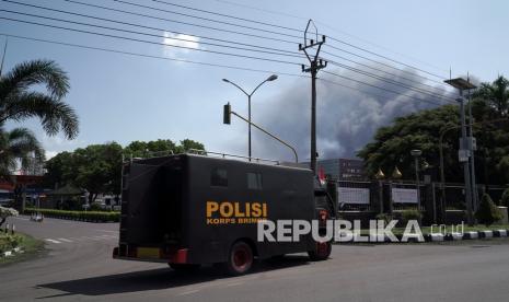 Anggota Brimob memasuki area kilang Pertamina RU IV Cilacap, Jateng, Sabtu (12/6/2021). Polres Cilacap menerjunkan tim INAFIS dan Brimob untuk membantu pengamanan dan penyelidikan terbakarnya tanki 205 di area 39 Kilang RU IV Cilacap, Jateng.