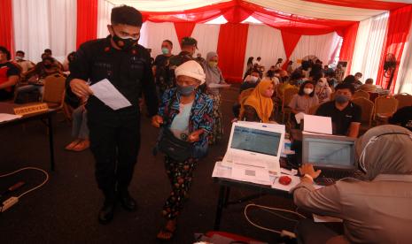 Anggota Brimob menuntun seorang lansia mengikuti program vaksinasi COVID-19 di Kantor Gubernur Sulawesi Utara di Manado, Sulawesi Utara, Sabtu (4/9/2021). SerbuanVaksinasi COVID-19 TNI-Polri di Kota Manado untuk dosis satu dan dua tersebut menargetkan masyarakat umum usia remaja hingga lansia sebagai upaya memutus rantai penyebaran COVID-19 serta membentuk kekebalan kelompok (herd immunity) di masyarakat.