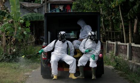 Anggota Brimob Polda D.I Yogyakarta menyemprotkan disinfektan di kawasan kampung Ngaglik, Caturharjo, Sleman, D.I Yogyakarta, Sabtu (29/5/2021). Brimob Polda D.I Yogyakarta melakukan penyemprotan disinfektan di tiga kampung yang berada di Kabupaten Sleman guna meminimalisir penyebaran COVID-19 klaster kampung.