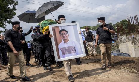 Anggota Brimob Polda Jabar bersama keluarga Gubernur Jawa Barat Ridwan Kamil membawa peti jenazah almarhum Emmeril Khan Mumtadz saat prosesi pemakaman di Islamic Centre Baitul Ridwan, Cimaung, Kabupaten Bandung, Senin (13/6/2022). 