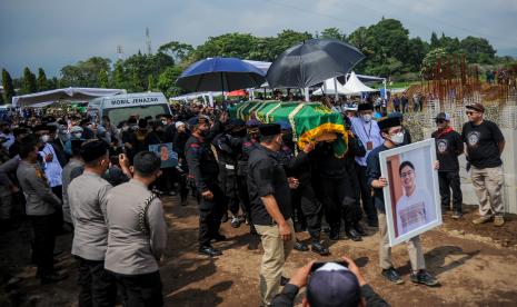 Anggota Brimob Polda Jabar membawa peti jenazah almarhum putra sulung gubernur Jawa Barat, Emmeril Kahn Mumtadz saat prosesi pemakaman di Cimaung, Banjaran, Kabupaten Bandung, Jawa Barat, Senin (13/6/2022). Emmeril Kahn dimakamkan di lokasi yang akan dijadikan Islamic Center Al Mumtadz yang di desain sendiri oleh Ridwan Kamil.